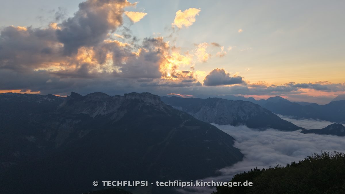 Sonnenaufgang über dem Sandling: Die ersten Strahlen tauchen das Nebelmeer im Tal in goldenes Licht.
